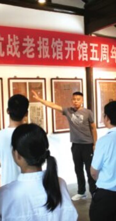 我市举行全民国防教育主题活动50多位青年参观苏中抗战老报馆
