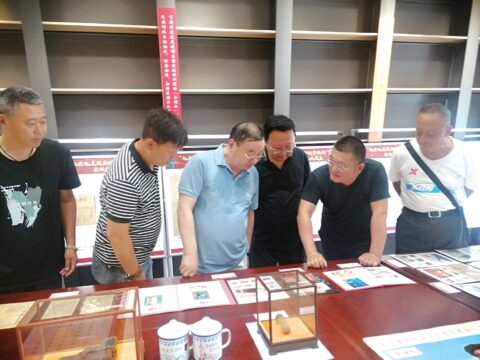 我市举行“纪念抗美援朝战争胜利70周年”老报纸收藏展