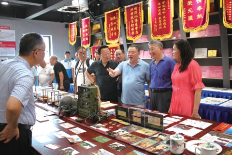 我市举行“纪念抗美援朝战争胜利70周年”老报纸收藏展